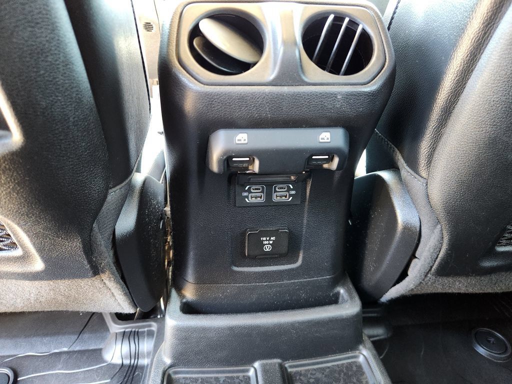 Used 2022 Jeep Wrangler Unlimited Rubicon w/ LED Lighting Group AWD/4WD image 11
