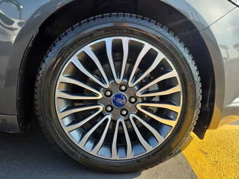 Used 2017 Ford Fusion SE w/ Fusion SE Technology Package FWD image 9