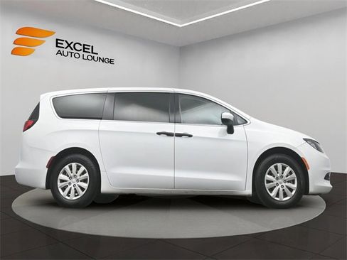 Used 2021 Chrysler Voyager L image 39