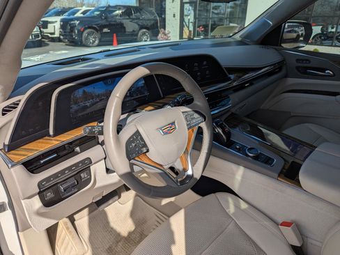 Used 2022 Cadillac Escalade Premium Luxury Platinum AWD/4WD image 13