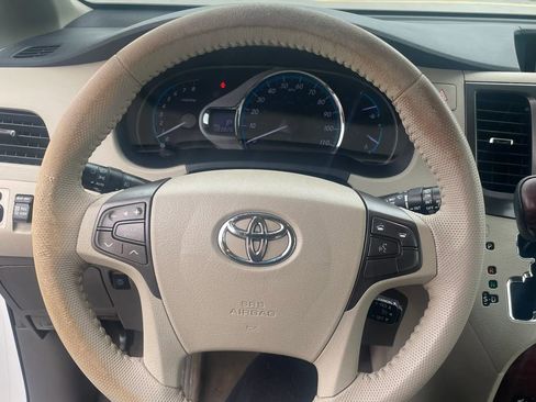 Used 2013 Toyota Sienna XLE w/ Entertainment Pkg image 25