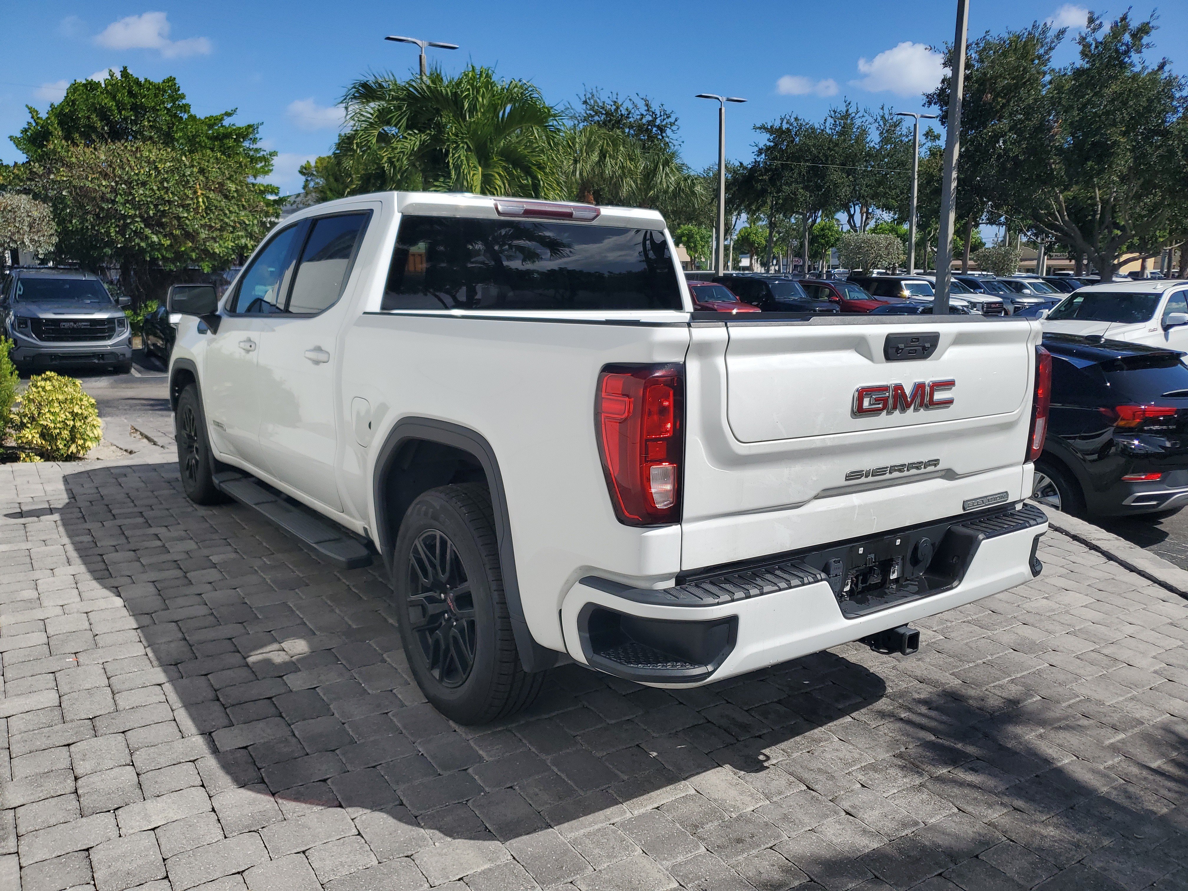 Used 2022 GMC Sierra 1500 Elevation RWD image 3