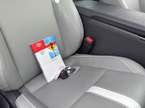 Used 2025 Toyota Camry SE w/ Convenience Package image 15