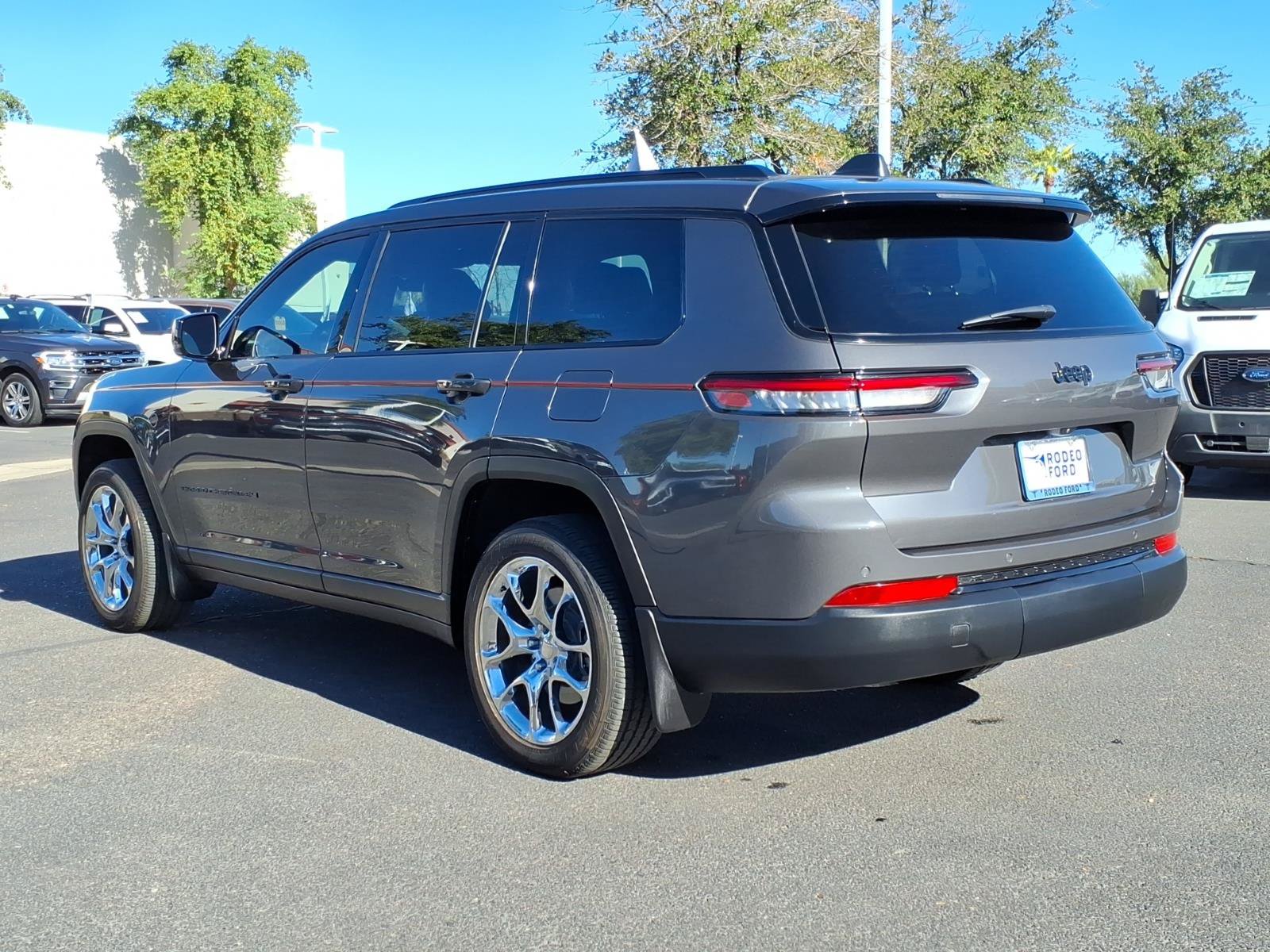 Used 2025 Jeep Grand Cherokee L Laredo RWD image 3