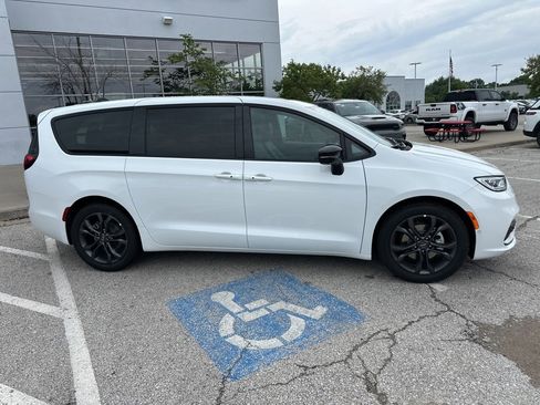 New 2026 Chrysler Pacifica Select image 34