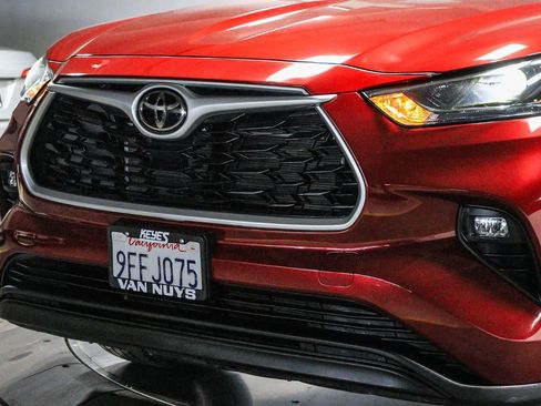 Used 2023 Toyota Highlander XLE FWD image 8