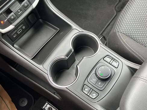 Used 2024 GMC Terrain SLE w/ Driver Convenience Package image 20