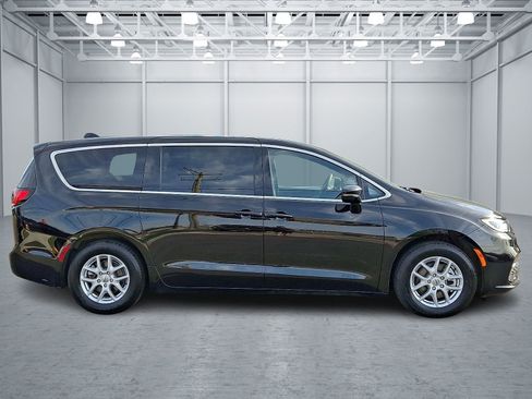 Used 2025 Chrysler Pacifica Select FWD image 7