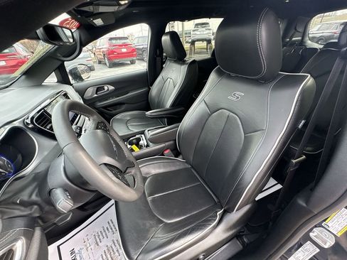 Used 2025 Chrysler Pacifica Limited image 13