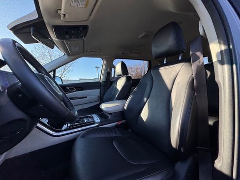 Used 2023 Kia Carnival EX image 16