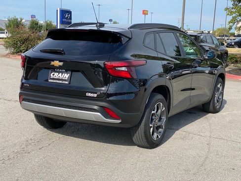 Used 2025 Chevrolet Trax LT FWD image 7