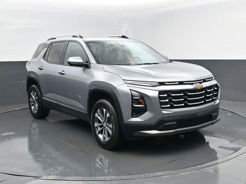 Used 2025 Chevrolet Equinox LT w/ Convenience Package II image 3