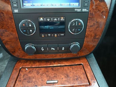 Used 2013 Chevrolet Avalanche LTZ image 3