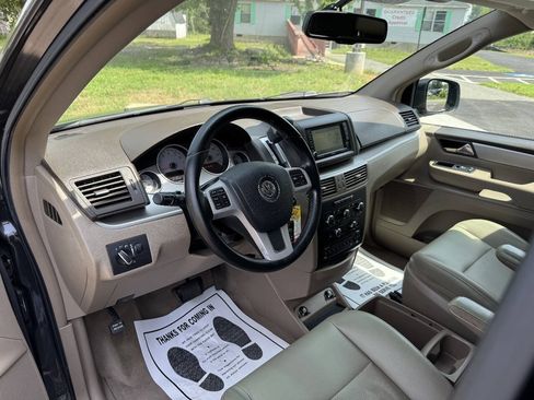 Used 2011 Volkswagen Routan SE FWD image 11