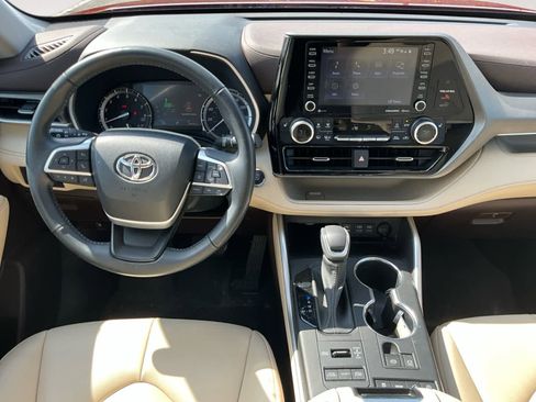 Used 2022 Toyota Highlander XLE image 12