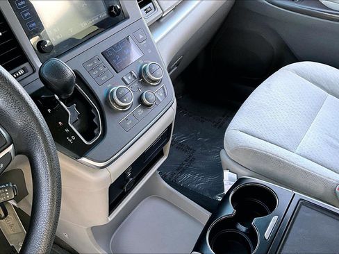 Used 2017 Toyota Sienna LE image 13