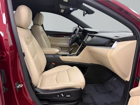 Used 2018 Cadillac XT5 Luxury w/ Driver Awareness Package FWD image 13