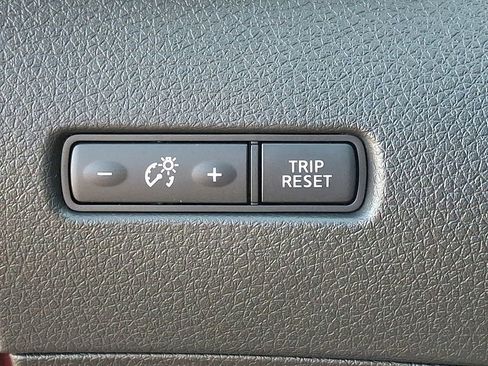 Certified 2018 Nissan Rogue Sport SV image 25