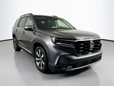 Certified 2025 Honda Pilot Touring image 3