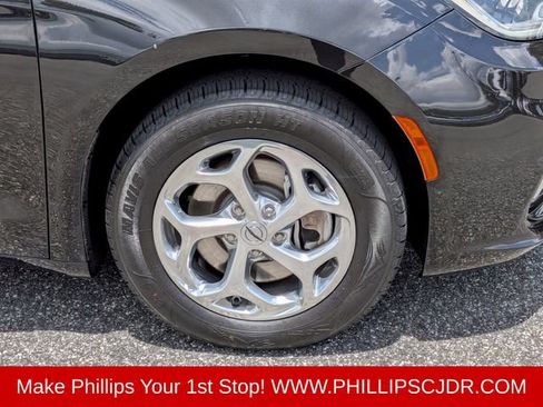 Used 2021 Chrysler Pacifica Limited w/ Premium & Safety Sphere Group AWD/4WD image 10