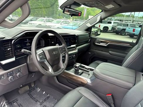 Used 2024 Chevrolet Silverado 1500 LT Trail Boss w/ Convenience Package II AWD/4WD image 18