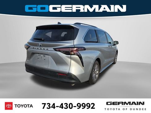 Used 2025 Toyota Sienna XLE image 8