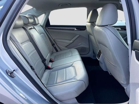 Used 2018 Volkswagen Passat 2.0T SE image 29