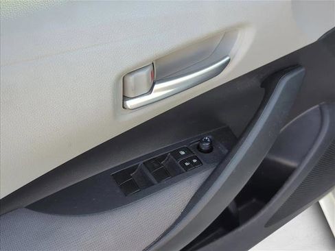 Used 2020 Toyota Corolla LE image 11