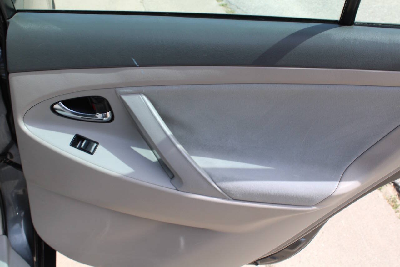Used 2009 Toyota Camry LE FWD image 9