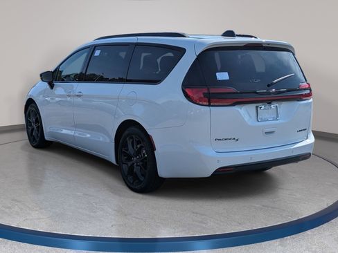 New 2026 Chrysler Pacifica Limited FWD image 7