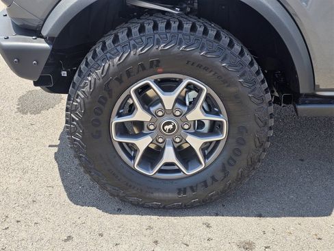 New 2025 Ford Bronco Badlands image 9