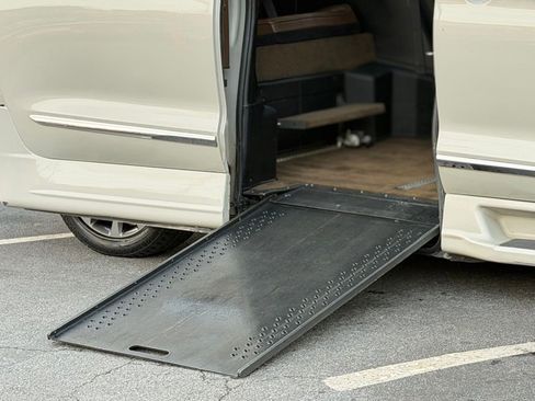 Used 2017 Chrysler Pacifica Limited w/ Advanced Safetytec Group image 44