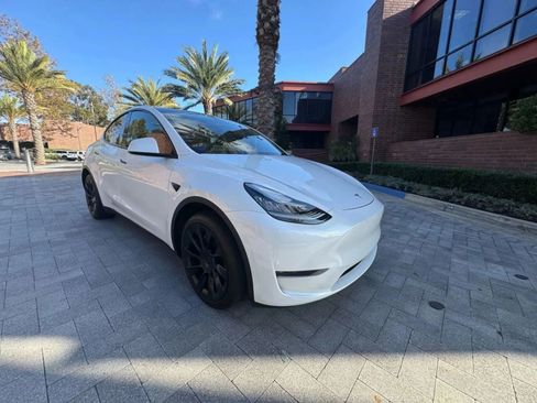 Used 2024 Tesla Model Y Long Range AWD/4WD image 3