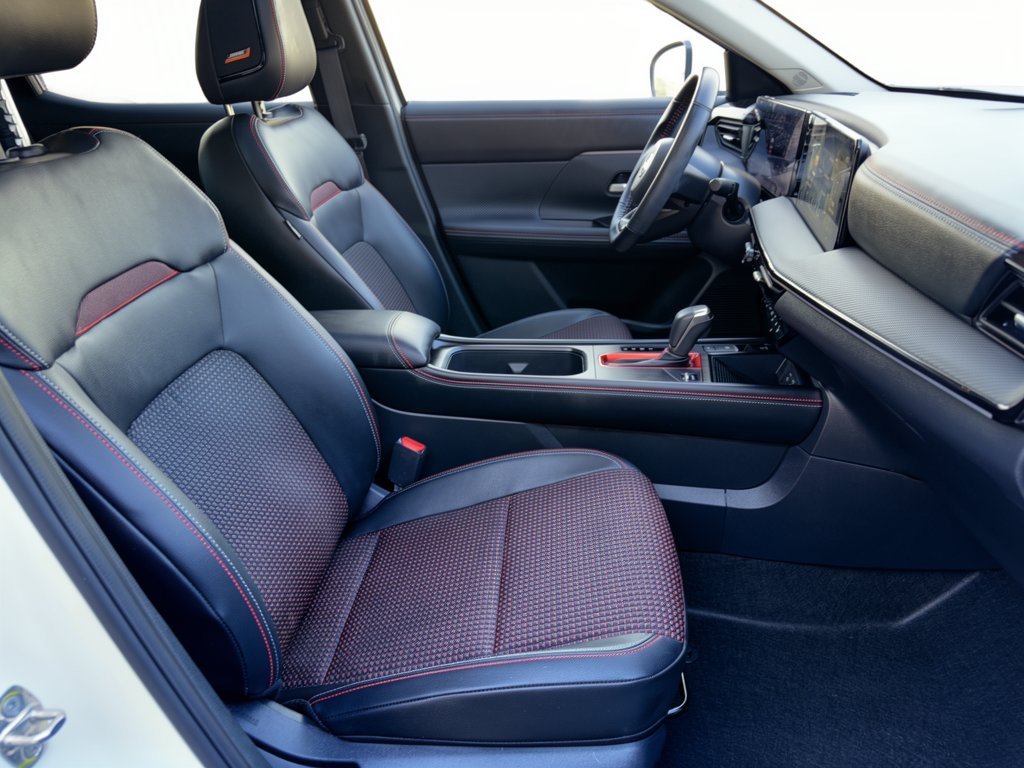 Used 2025 Nissan Kicks SR w/ SR Premium Package FWD image 30