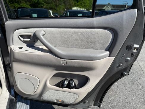 Used 2005 Toyota Sequoia SR5 AWD/4WD image 39