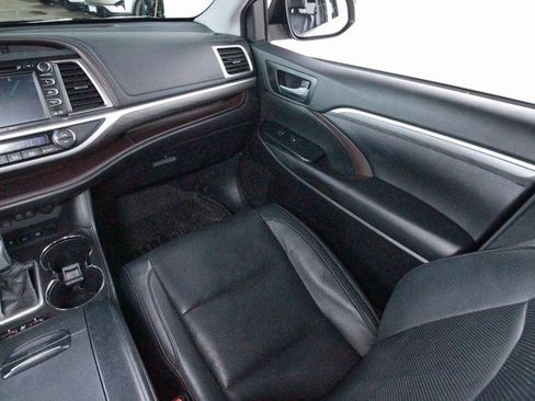 Used 2017 Toyota Highlander Limited image 7