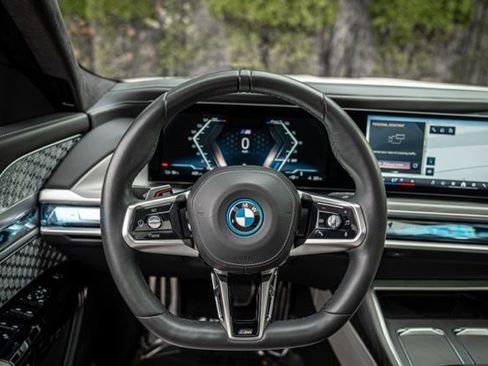 Used 2023 BMW i7 xDrive60 image 27