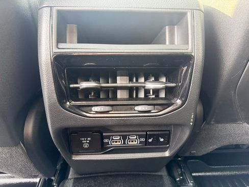 Used 2025 Jeep Grand Cherokee Limited image 38