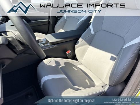 Used 2025 Toyota Camry SE w/ Convenience Package FWD image 15