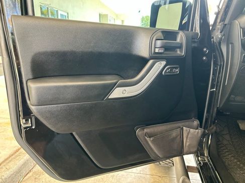 Used 2012 Jeep Wrangler Unlimited Rubicon w/ Connectivity Group AWD/4WD image 37
