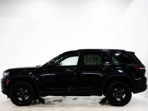 New 2025 Jeep Grand Cherokee Altitude image 6