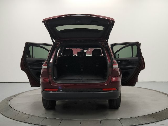 Used 2025 Jeep Grand Cherokee Altitude AWD/4WD image 34