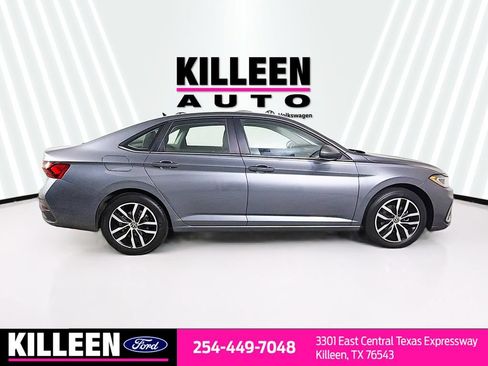 Used 2025 Volkswagen Jetta SE FWD image 9
