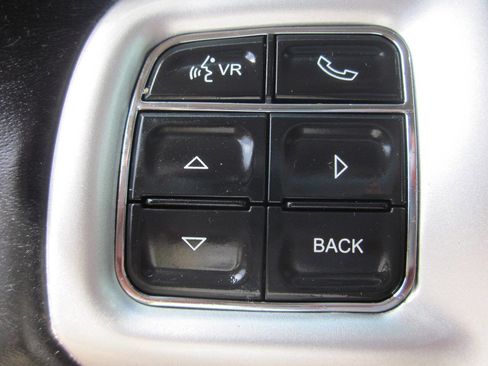 Used 2015 Chrysler Town & Country Touring image 29