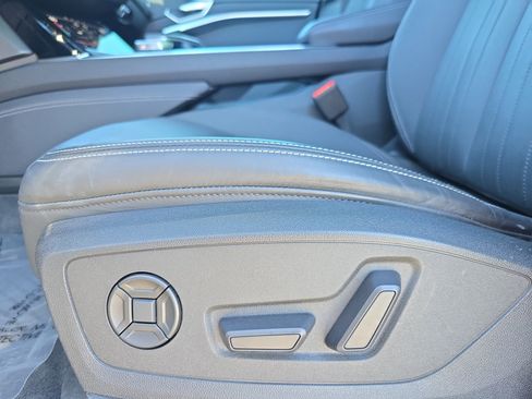 Used 2022 Audi e-tron Premium w/ Convenience Plus Package image 27