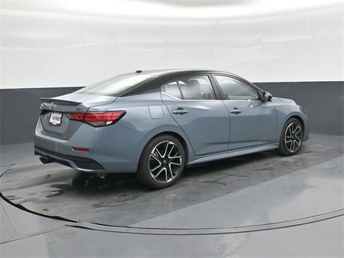 Used 2025 Nissan Sentra SR w/ SR Premium Package image 3