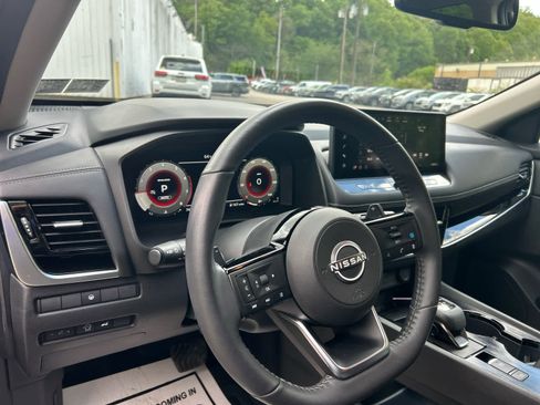 Used 2024 Nissan Rogue SL image 9