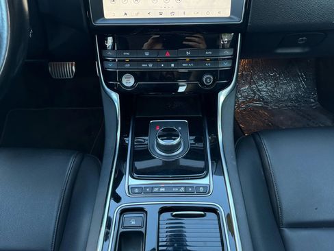 Used 2019 Jaguar XE Premium RWD image 16