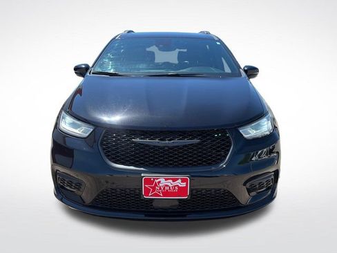 Used 2025 Chrysler Pacifica Limited FWD image 2