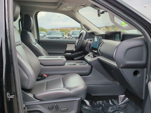 Used 2025 Ford Expedition Active AWD/4WD image 32